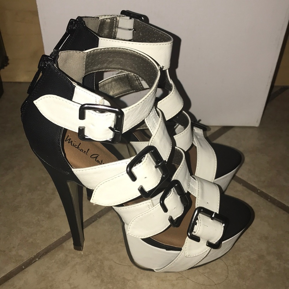 Black and white platforms - Picture 3 of 4